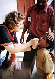 Schluckimpfung gegen Kinderlähmung in Indien
